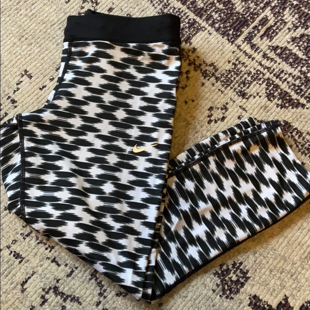 Nike women’s black and white leggings size medium